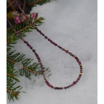 Naszyjnik z rubinami i szafirami.